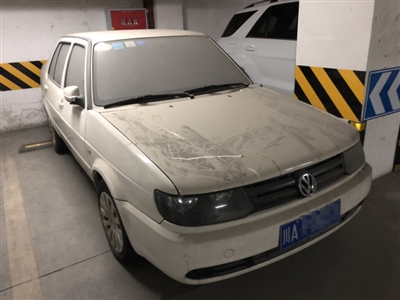 地下车库内的疑似“僵尸车”