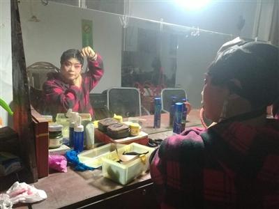 演出之前,张德华在简陋的化妆间化妆