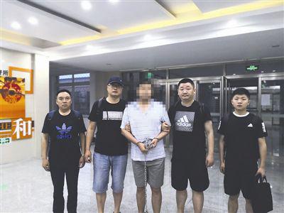 犯罪嫌疑人陈某被民警带回南充 图据警方