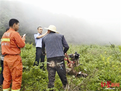 救援人员在山中搜寻求救者