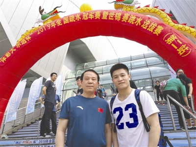 杨健(右)和启蒙教练杨朝嘉
