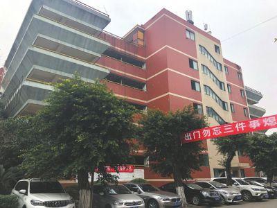 成都市青羊区中鹏花园“一车一位”规定引发业主质疑。