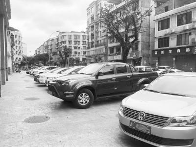 人行道上停滿車輛