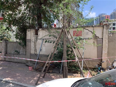 三根钢条简单支撑着墙体