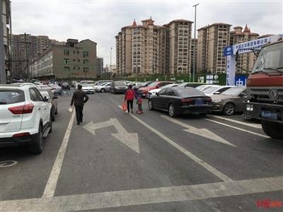 道路一側三車道只剩一車道,行人從該處通過