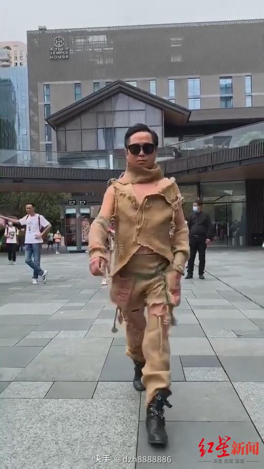 2020年9月 豆小剛身著麻袋裝在成都太古里走秀