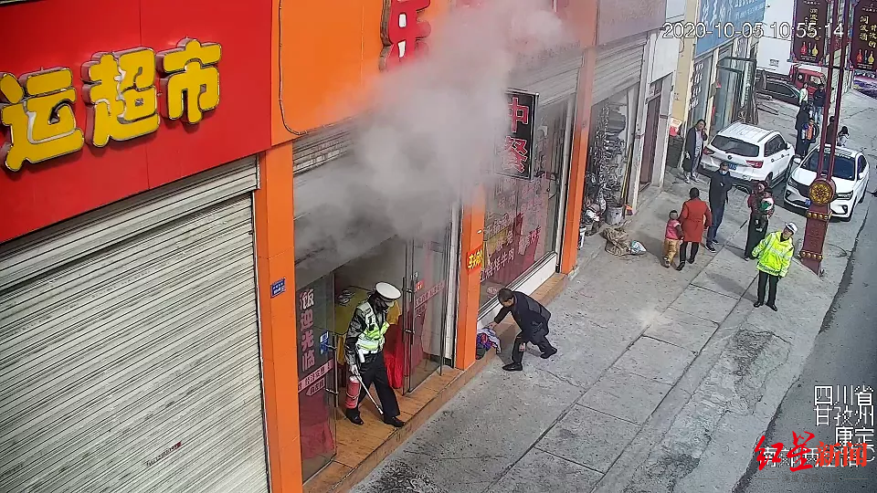 民警救火现场