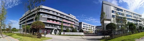 青苏职中正大门