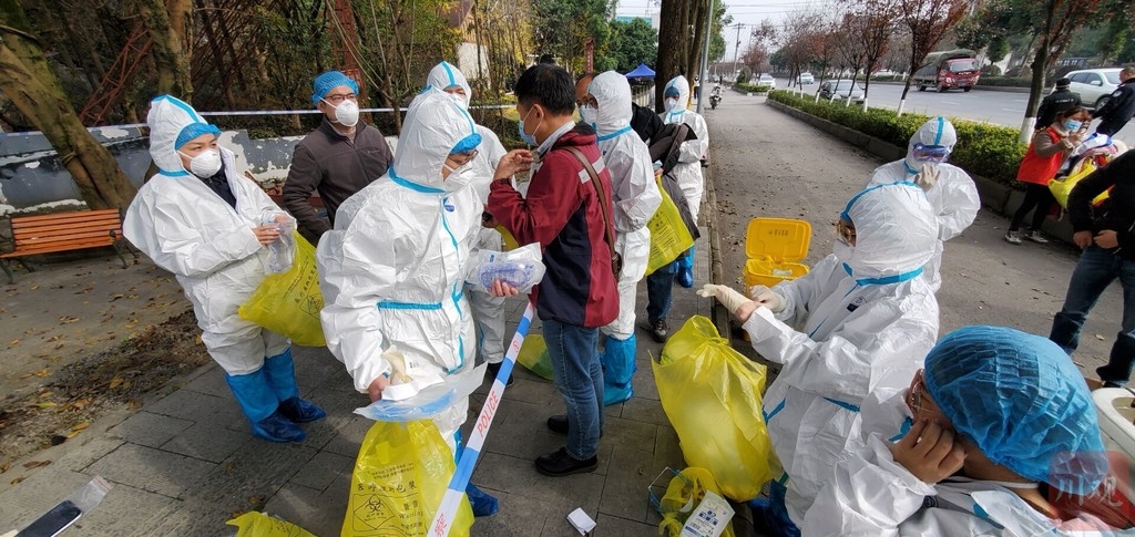 工作人员对太平村进行环境采样。