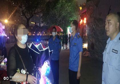 勸離賣花女。武侯區綜合行政執法局供圖