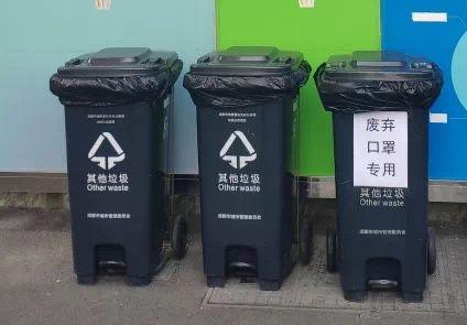 1月25日，成都设置废弃口罩专用垃圾桶。