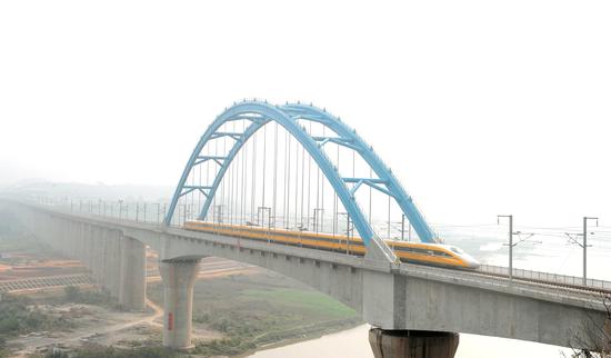 ▲成渝高鐵通過(guò)四川資陽(yáng)沱江特大橋 圖據(jù)ICphoto