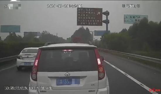 　↑小客车多次恶意别车。