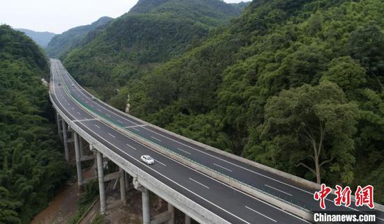 图为峨汉高速峨眉至峨边段。 刘忠俊 摄