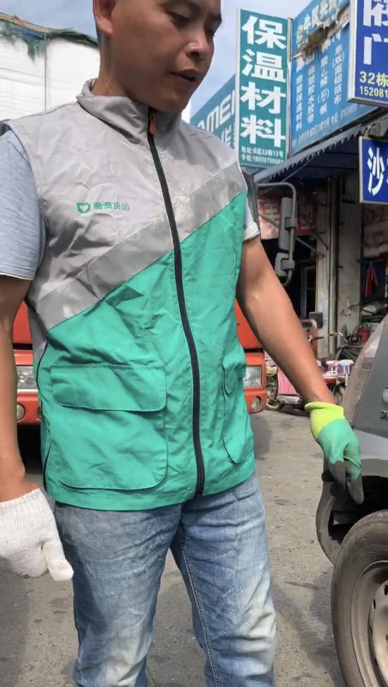 周師傅吃過早飯就發現自己的車再次被鑿