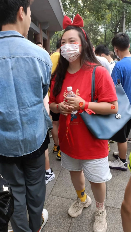 最强“应援”,连口罩都写满了祝福▲