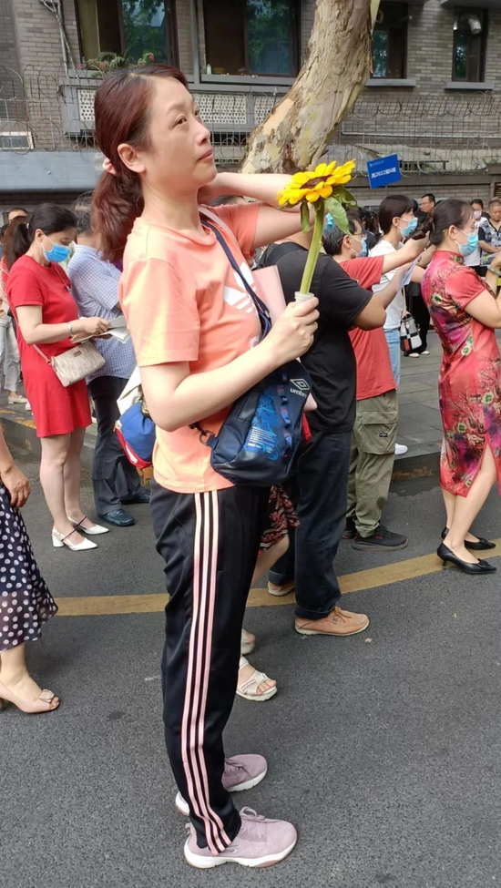 “小葵花妈妈”来送考啦~▲