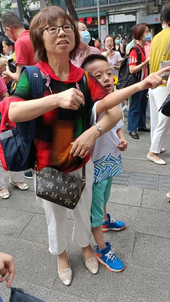 距离高考还有3650天,奶奶提前带孙子来感受考场氛围▲