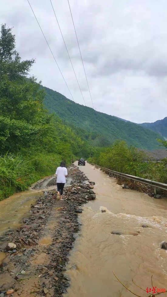 ▲洪水漫上公路。