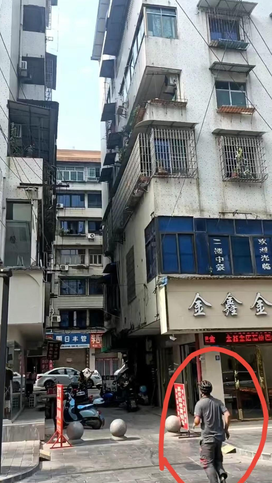 ↑甘利洪跑步上前參與救援 視頻截圖