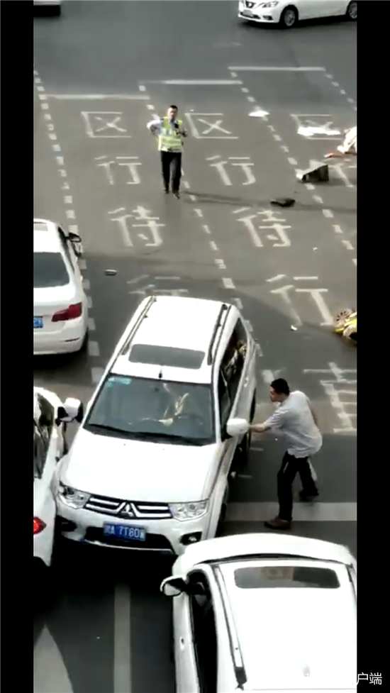 路遇机动车撞飞交警