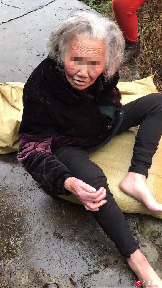 ↑获救后的徐婆婆
