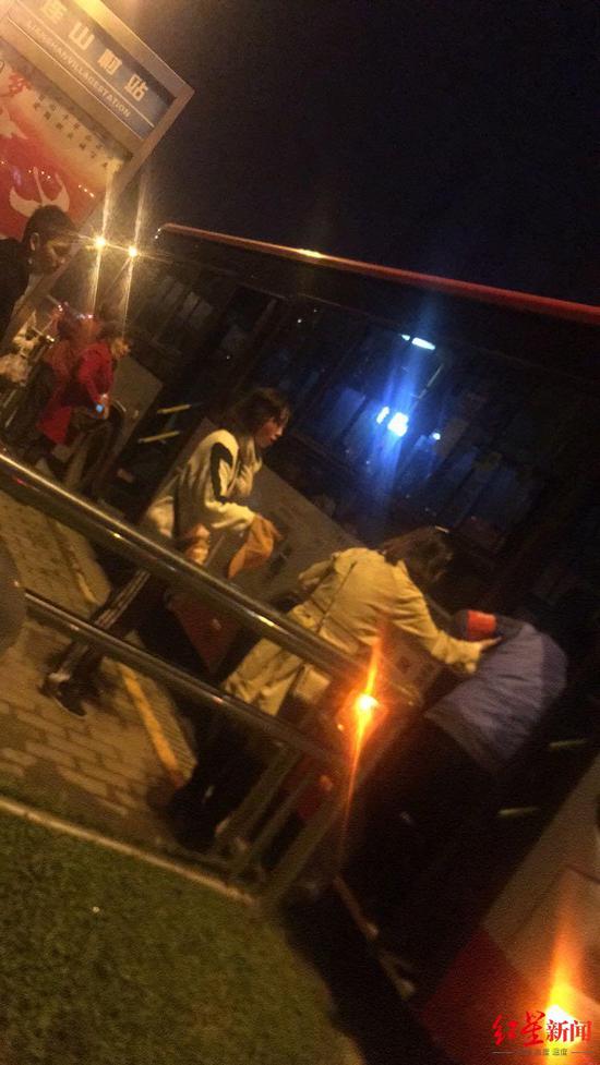 女乘客把涂開勇扶上公交車