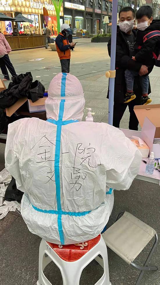 劉勇在現場為居民采樣。