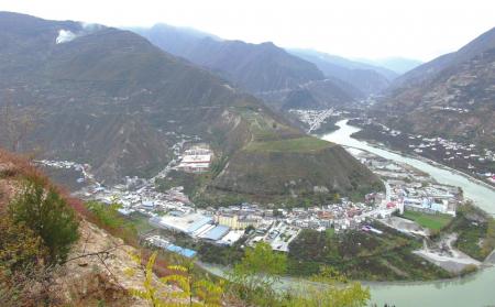 眺望营盘山遗址。 营盘山石棺葬墓地内景。