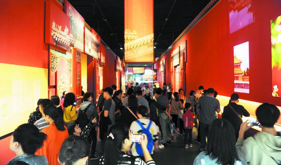 市民和游客在成博参观“走进重华宫”主题展。图据成都日报