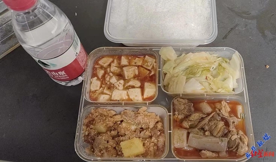 ▲为滞留人员提供的餐食