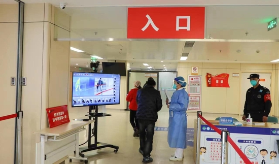 溫江區(qū)人民醫(yī)院門診入口。
