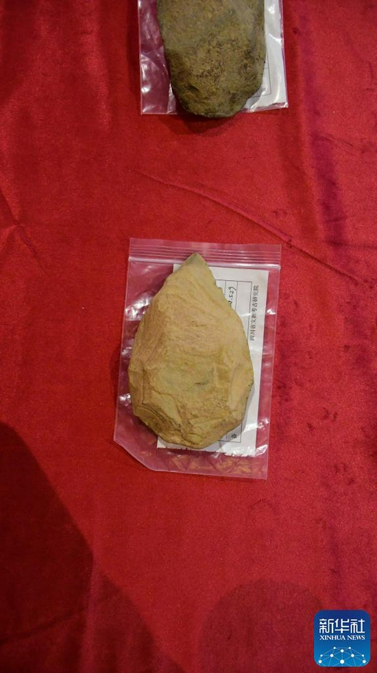 　这是在四川稻城皮洛遗址发现的手斧（9月12日摄）。新华社记者 谢佼 摄