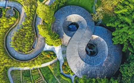 竹艺村外形独特的建筑吸引了众多游客。