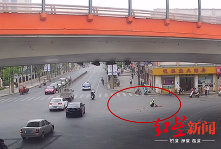 ↑“交警小哥”车流中搬砖