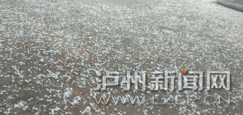 因为霰下得比较密集,地面很快变成了白色