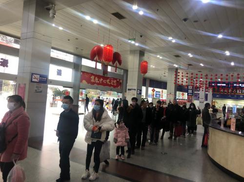茶店子客運站,正在排隊等待體溫檢測的旅客
