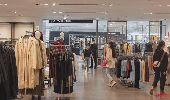 ▲ZARA（伊藤洋华堂春熙店）店内顾客