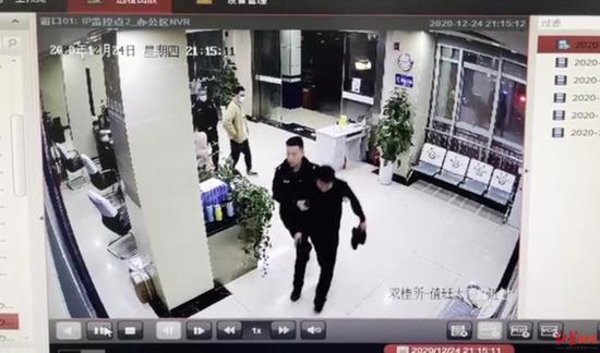救人后返回派出所的劉汝峰