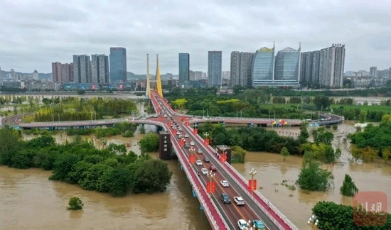 10月6日，洪峰过境嘉陵江南充主城区段。 黎涛 摄