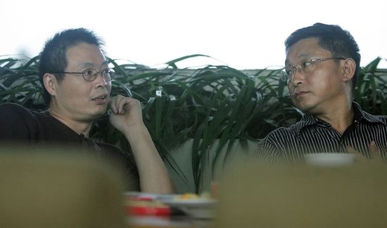 2010年，麦家与阿来（右）在成都共同出席活动（资料图，陈蒙川摄）