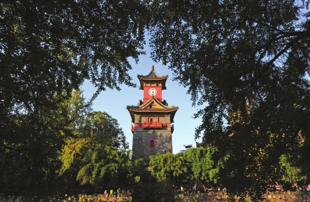 华西坝老建筑的标志物钟楼。