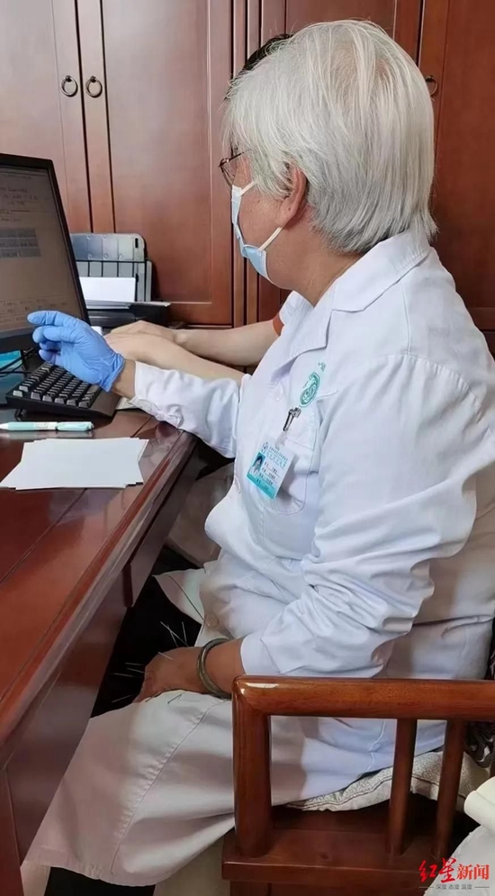 ▲亓鲁光最后一次门诊 一边针灸一边看诊