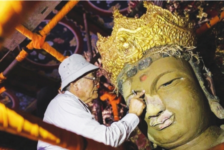 86岁文物修复泰斗 新津观音寺里“绣”壁画