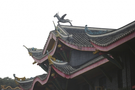 天马行空，独来独往。将其形象用于殿脊之上，有种傲视群雄、开拓疆土的气势。