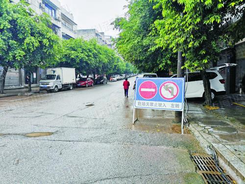 这块交通提示牌引发争议,交警部门请市民提修改意见