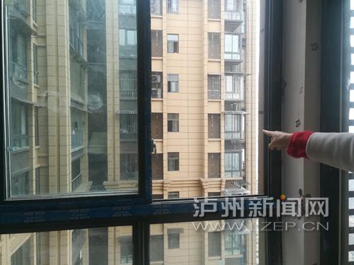 业主罗女士说,原本安装的4个价值近1万元的保险窗已经全部被拆除。