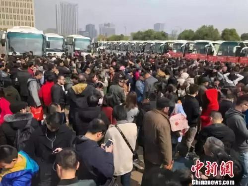 资料图:69辆大巴载着南京及周边城市3300多人分线路开赴64家楼盘。 朱晓颖 摄