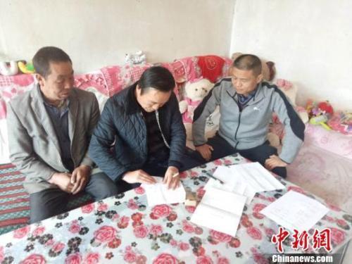 资料图:图为扶贫队伍进贫困户里,给贫困户宣讲政策。 ?#26377;?摄