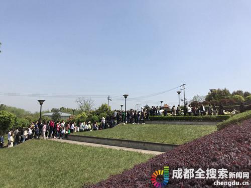 市民正在为烈士献花